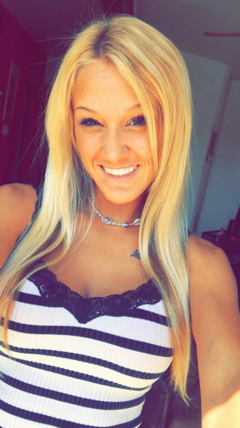 Poussin blond selfie
 #105936697