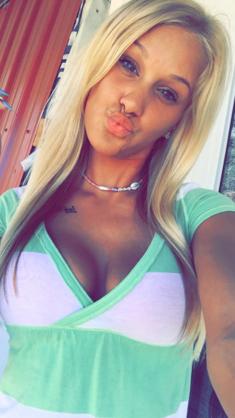 Poussin blond selfie
 #105936701