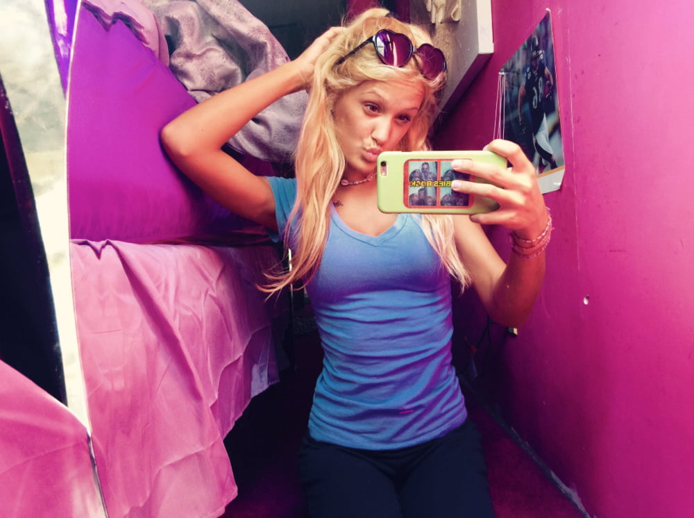 Poussin blond selfie
 #105936704