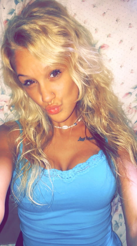 Poussin blond selfie
 #105936705