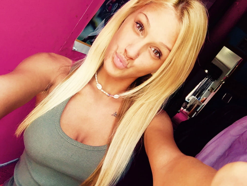 Poussin blond selfie
 #105936706