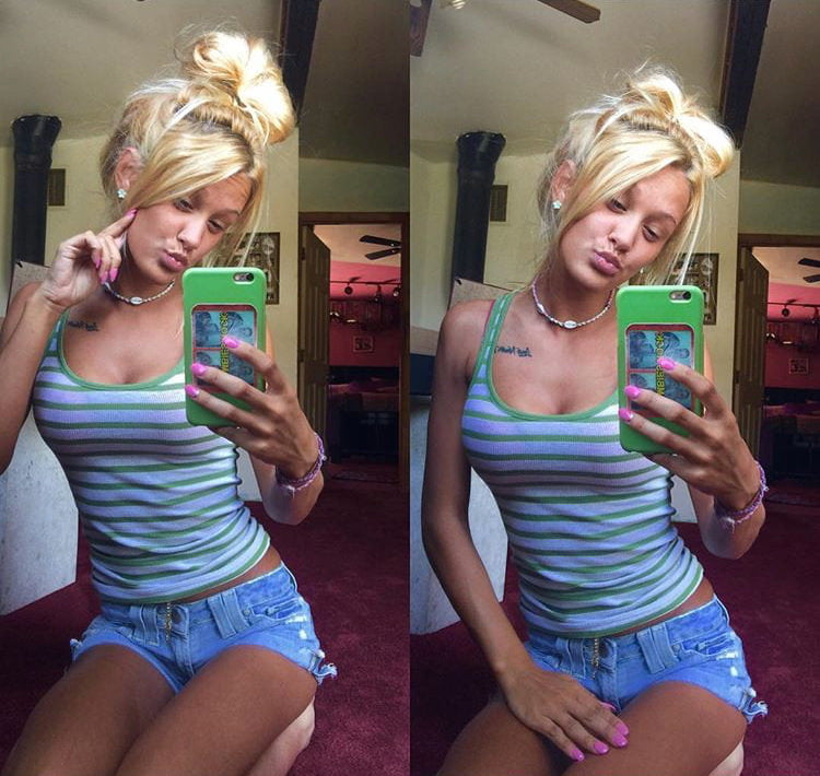 Poussin blond selfie
 #105936711