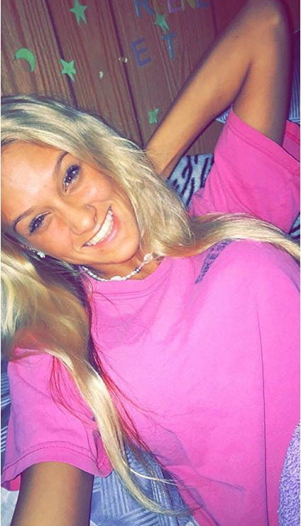 Poussin blond selfie
 #105936714