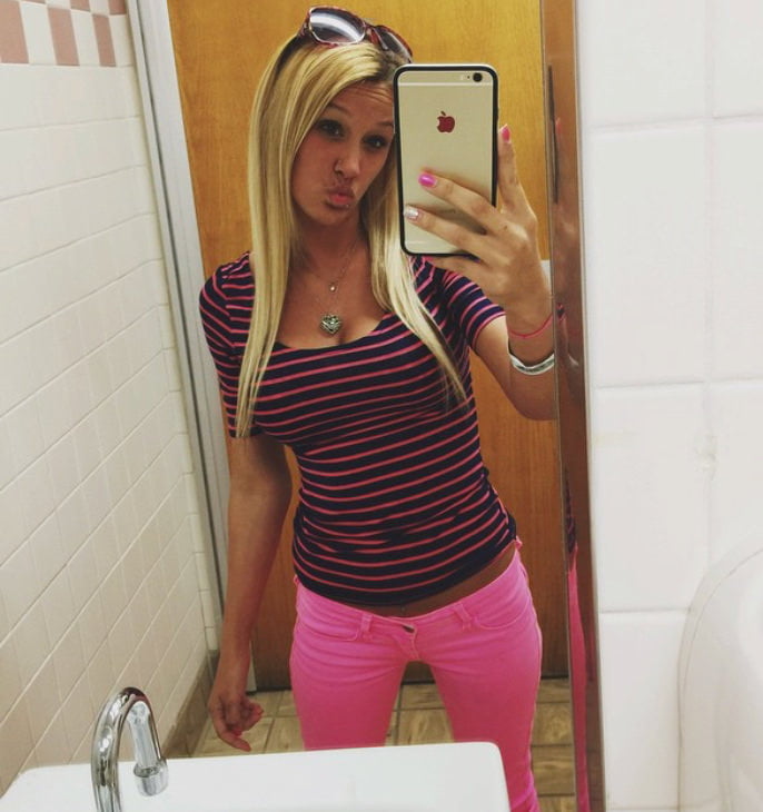 Poussin blond selfie
 #105936724