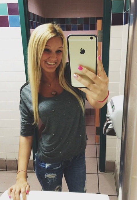 Poussin blond selfie
 #105936725