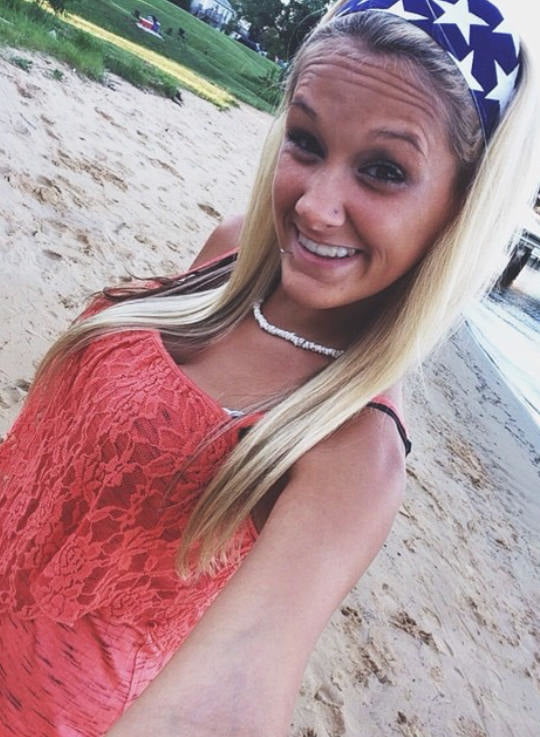 Poussin blond selfie
 #105936728