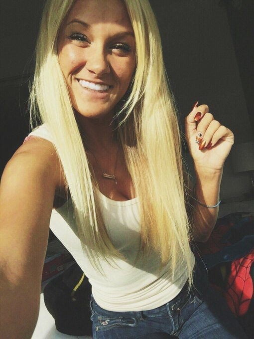 Poussin blond selfie
 #105936746