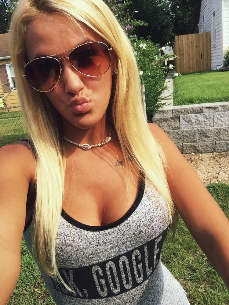 Poussin blond selfie
 #105936747
