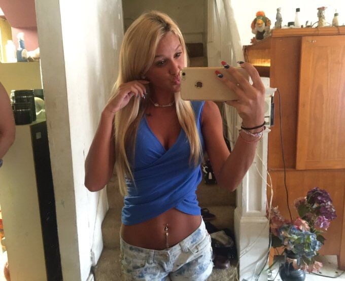 Poussin blond selfie
 #105936749