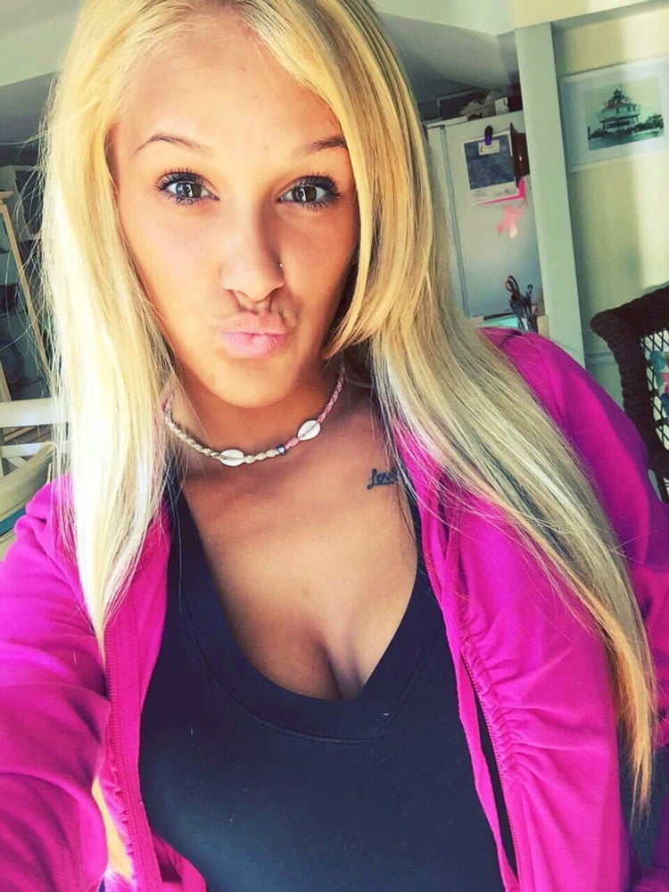 Poussin blond selfie
 #105936753