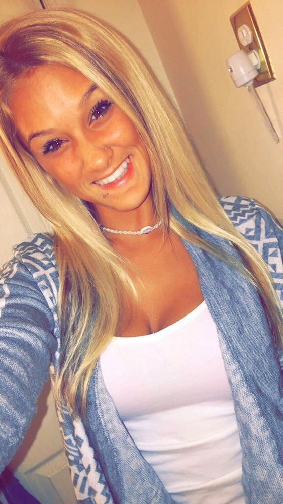 Blondes Selfie-Küken
 #105936760