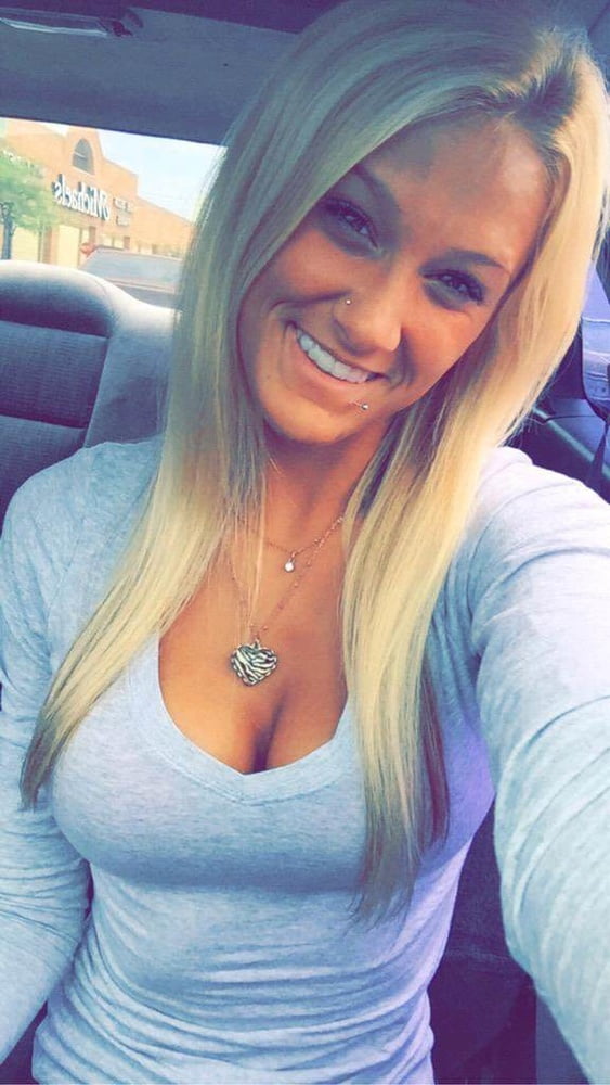 Poussin blond selfie
 #105936768