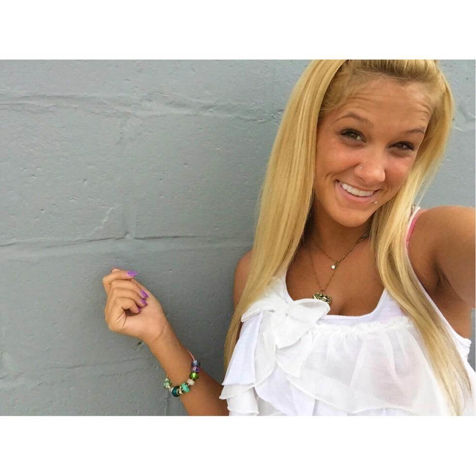 Poussin blond selfie
 #105936769