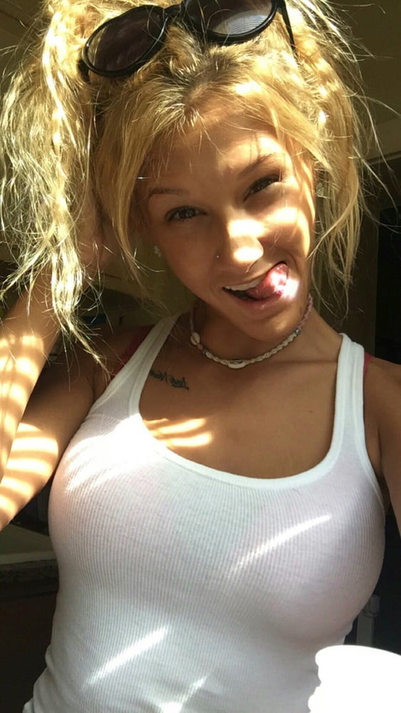Poussin blond selfie
 #105936773