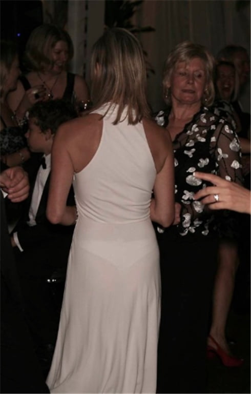 Ese vestido, esas piernas, ese culo
 #95852539