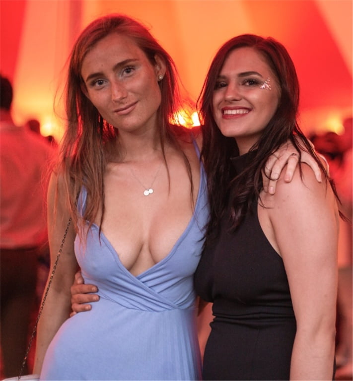 Ese vestido, esas piernas, ese culo
 #95852563