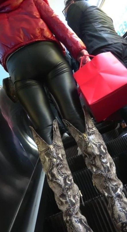 Streetgirls chaudes en leggings de cuir et de latex
 #91898831