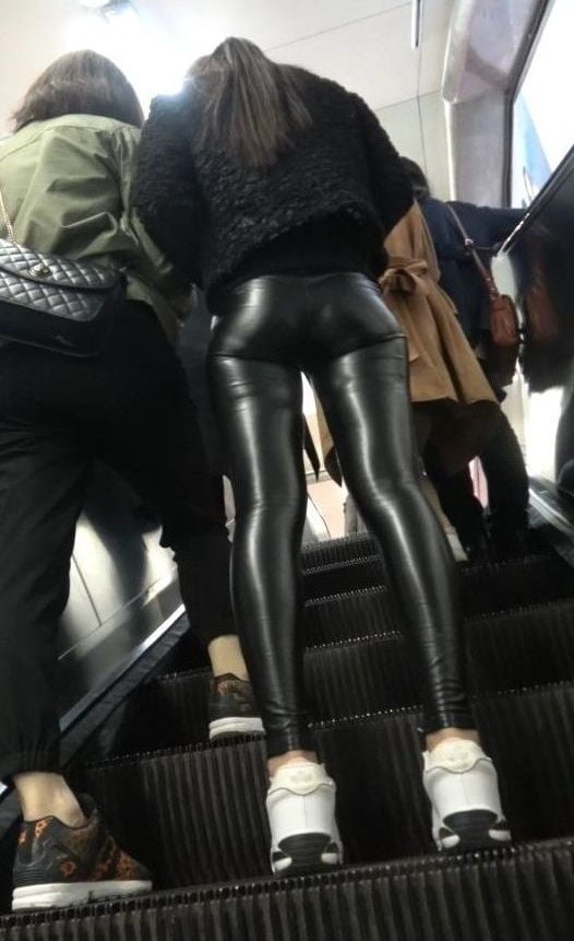 Streetgirls chaudes en leggings de cuir et de latex
 #91898837