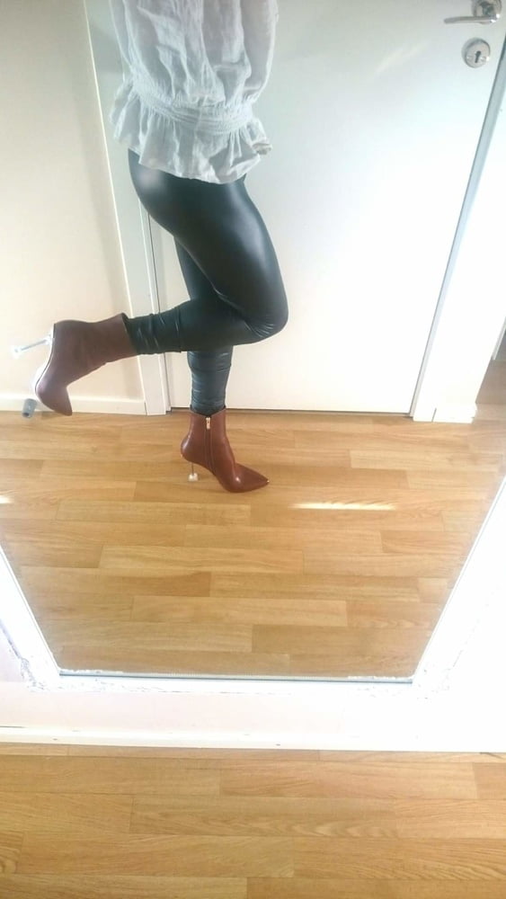 Yo y mis jeans sexy y botas
 #94459017