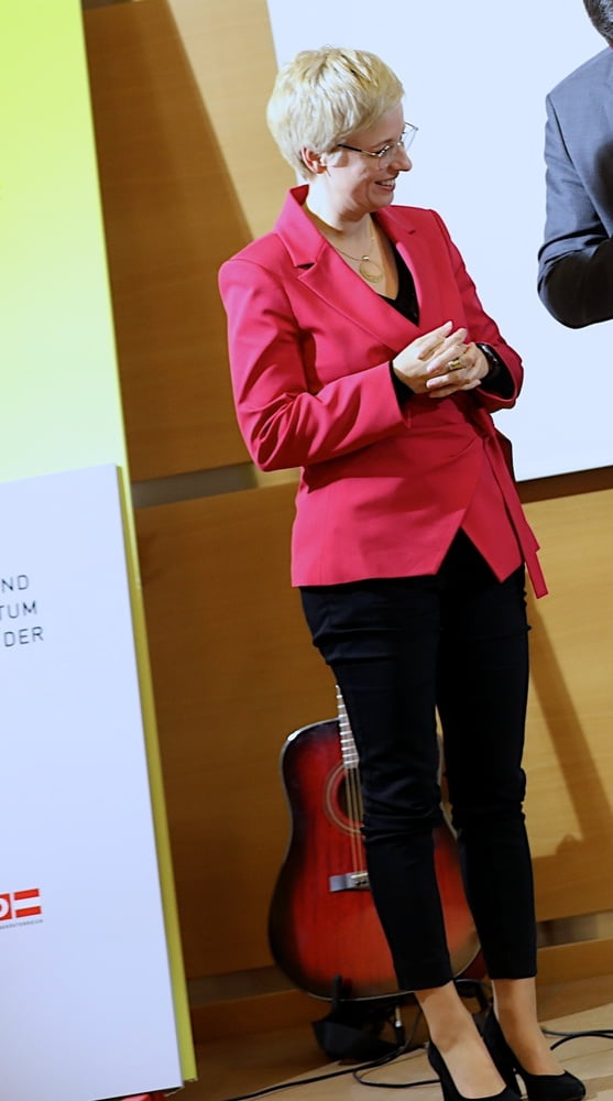 Doris hummer - österreichische milf politikerin in strumpfhosen
 #87980408