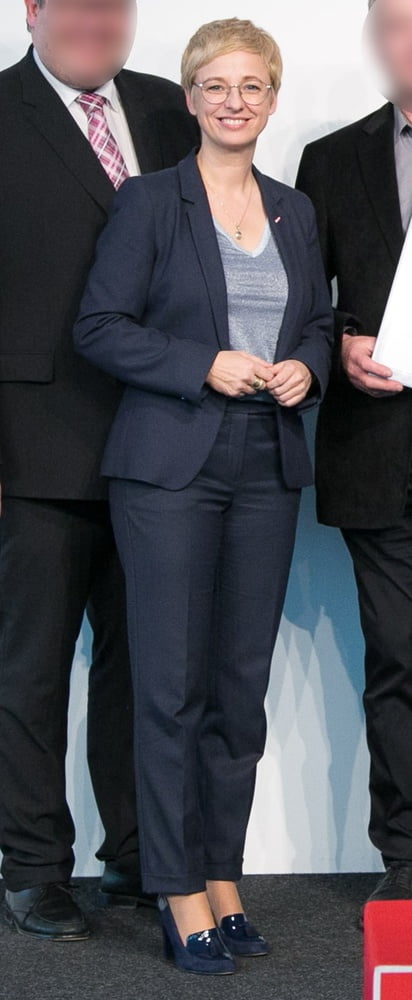 Doris hummer - österreichische milf politikerin in strumpfhosen
 #87980423