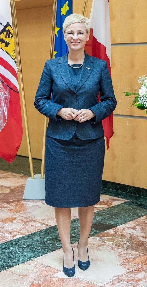 Doris hummer - österreichische milf politikerin in strumpfhosen
 #87980503