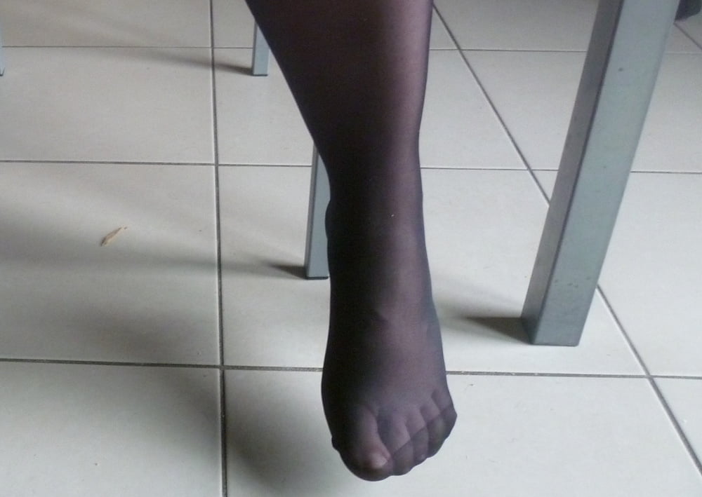 Ses pieds en nylon a couvrir de sperme
 #106364668