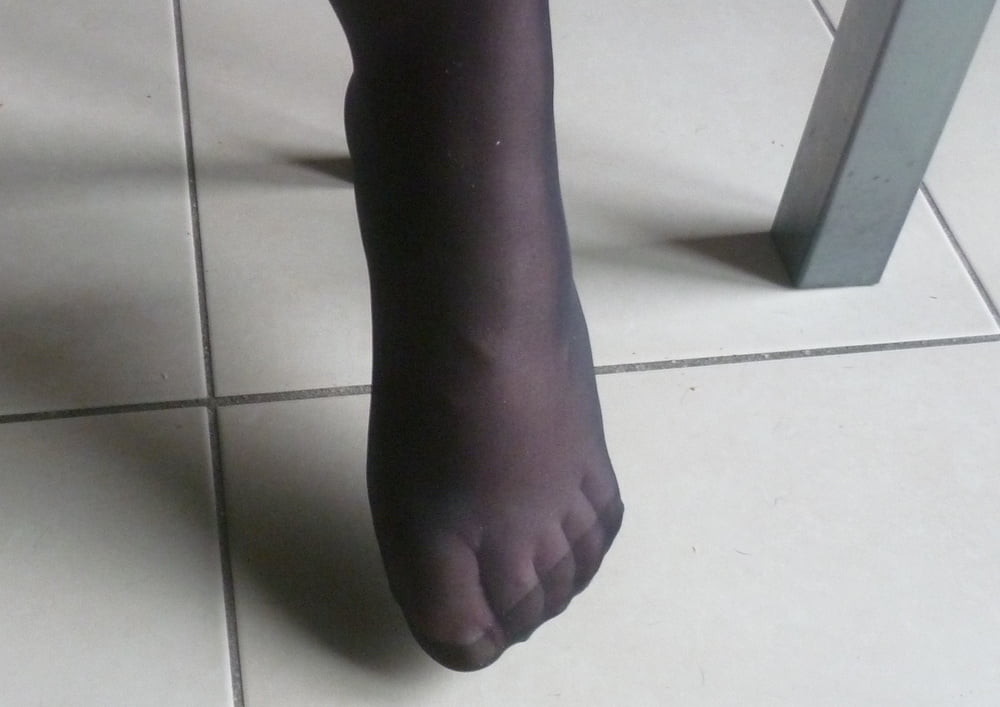 I suoi piedi di nylon coperti di sperma
 #106364669