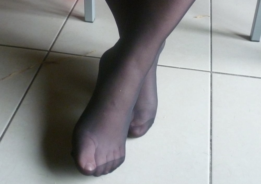 Ses pieds en nylon a couvrir de sperme
 #106364673