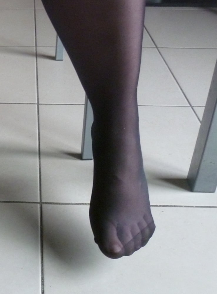 I suoi piedi di nylon coperti di sperma
 #106364676