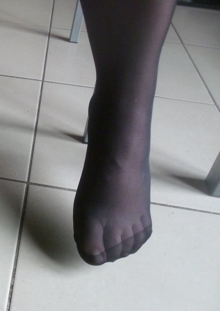 Ses pieds en nylon a couvrir de sperme
 #106364678