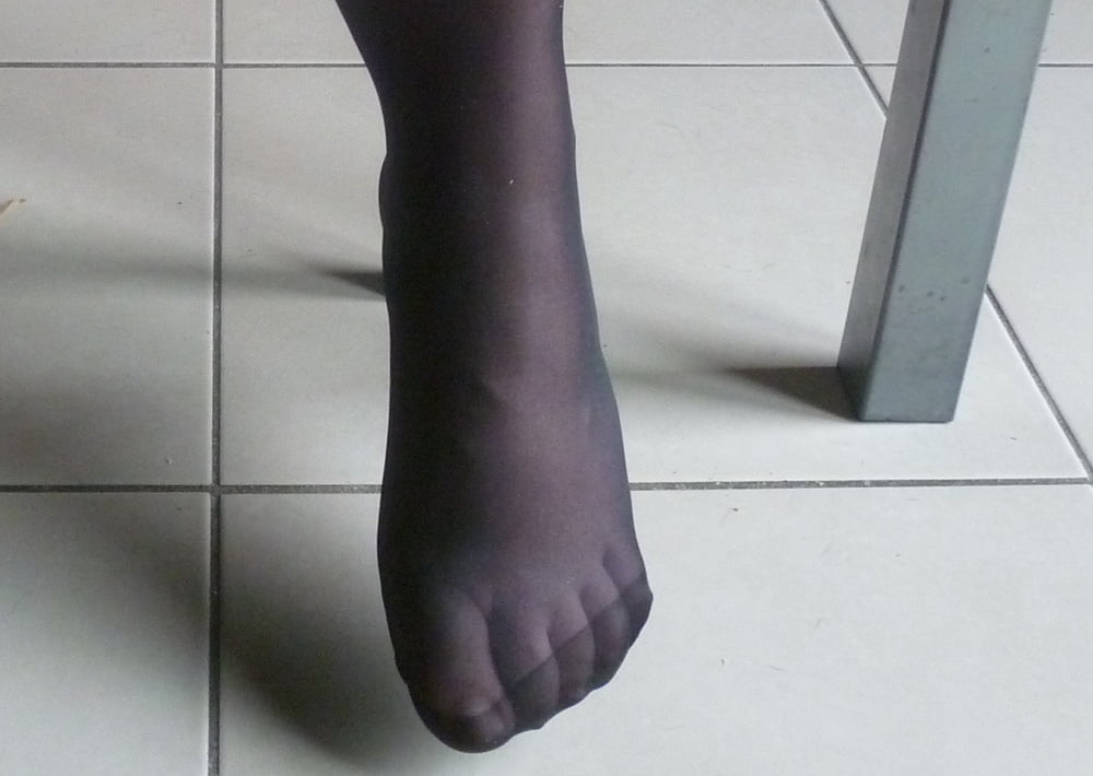 I suoi piedi di nylon coperti di sperma
 #106364690