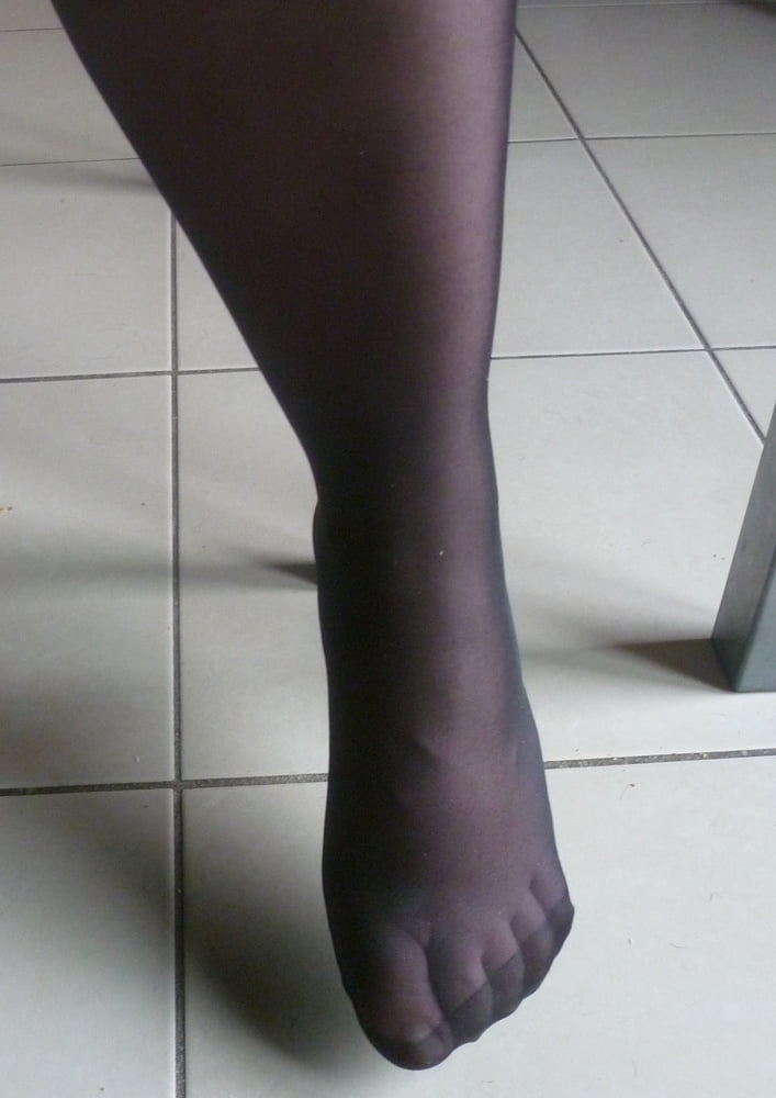 I suoi piedi di nylon coperti di sperma
 #106364691