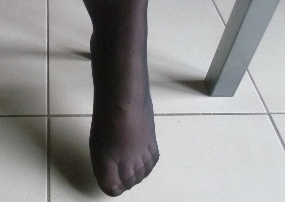 I suoi piedi di nylon coperti di sperma
 #106364697