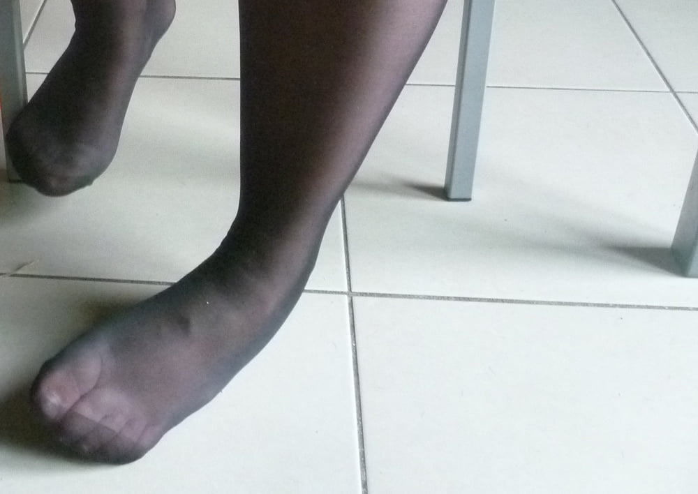 I suoi piedi di nylon coperti di sperma
 #106364698