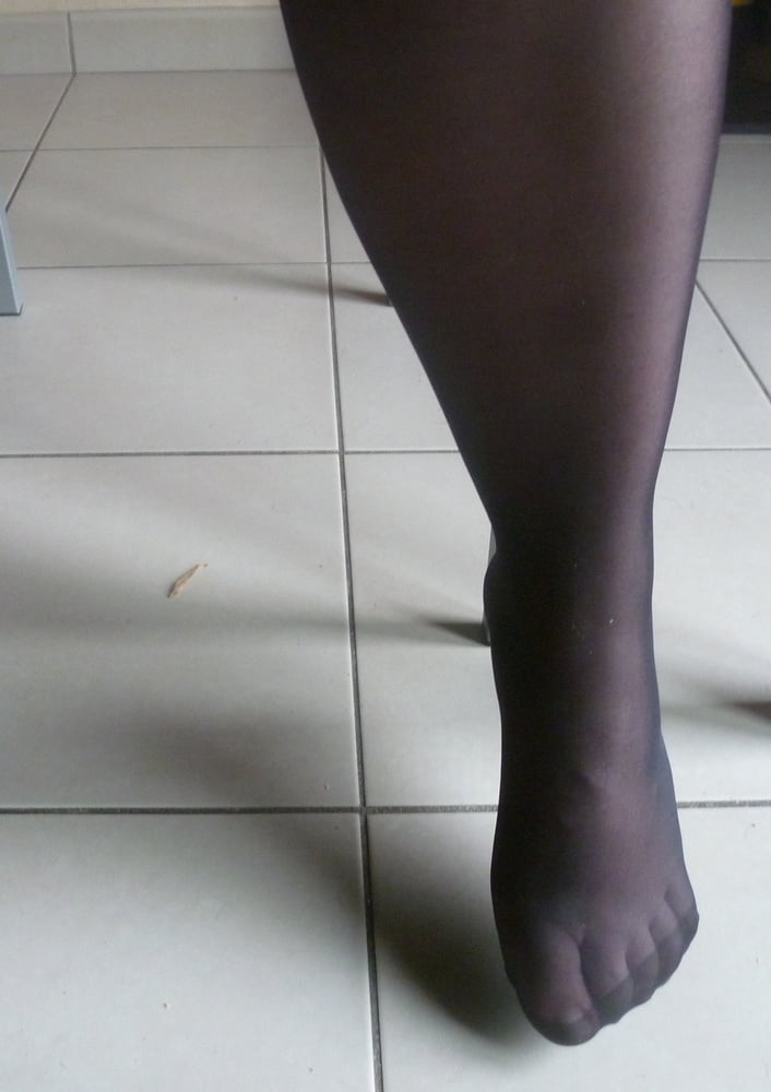 Ses pieds en nylon a couvrir de sperme
 #106364700