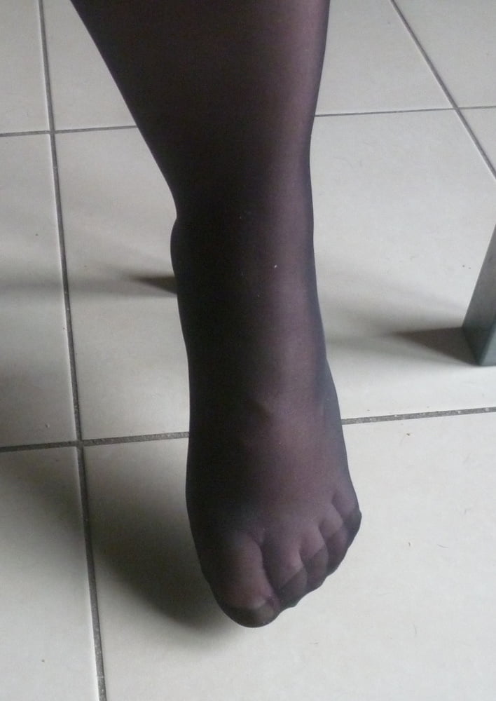 Ses pieds en nylon a couvrir de sperme
 #106364701