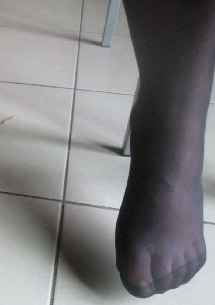I suoi piedi di nylon coperti di sperma
 #106364702