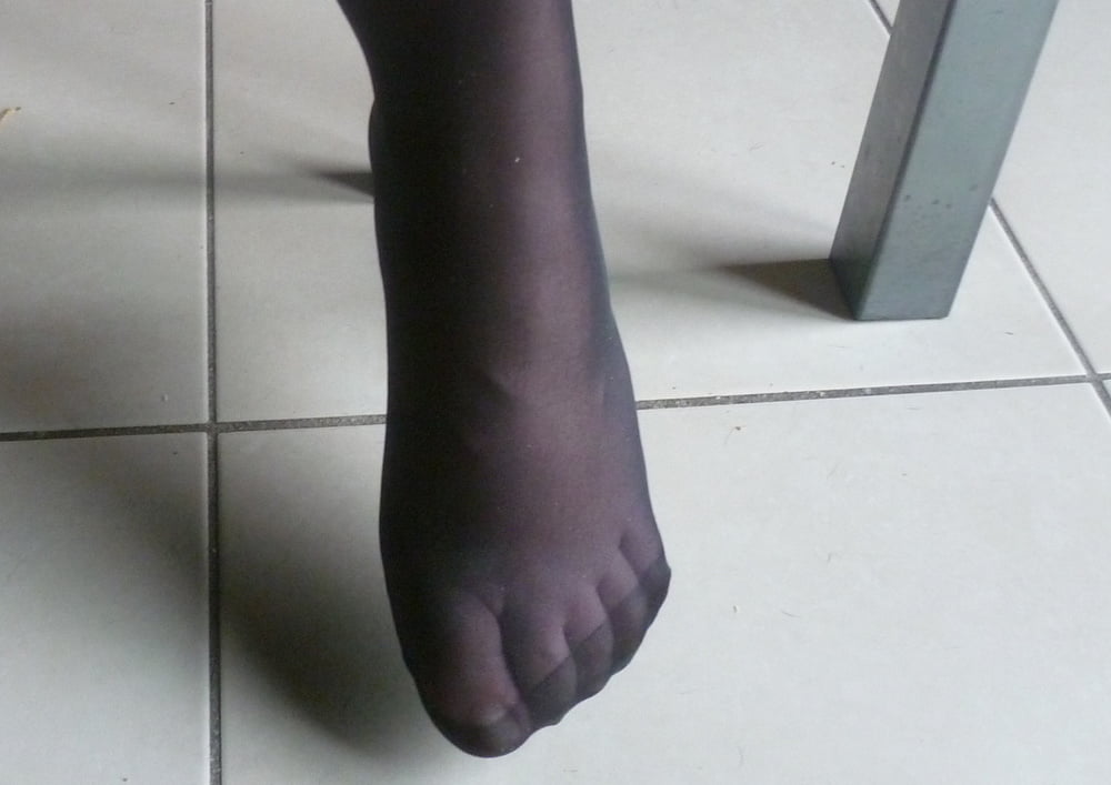 I suoi piedi di nylon coperti di sperma
 #106364704