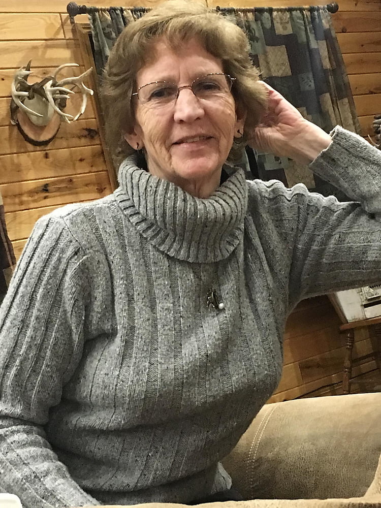 Oma streichelt 9
 #101796292