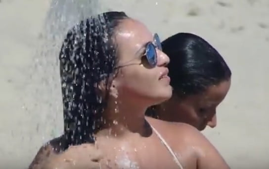 Morena Gostosa Na praia Lavando a PPK #90651725