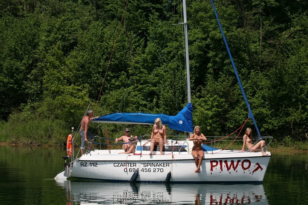 Dilettanti nude calde che posano sullo yacht
 #97158622