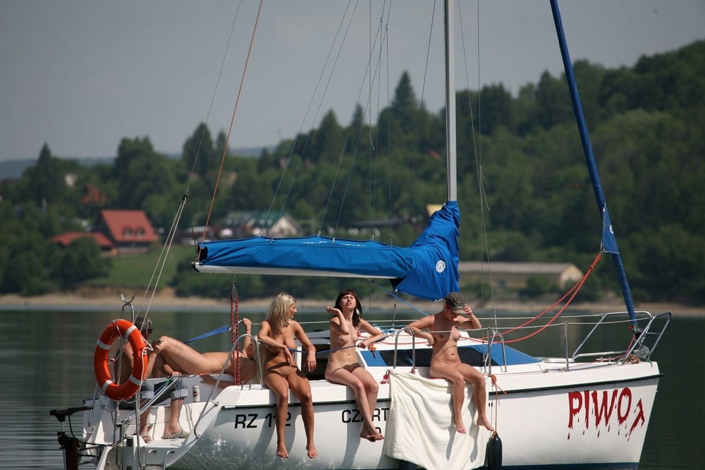 Dilettanti nude calde che posano sullo yacht
 #97158632