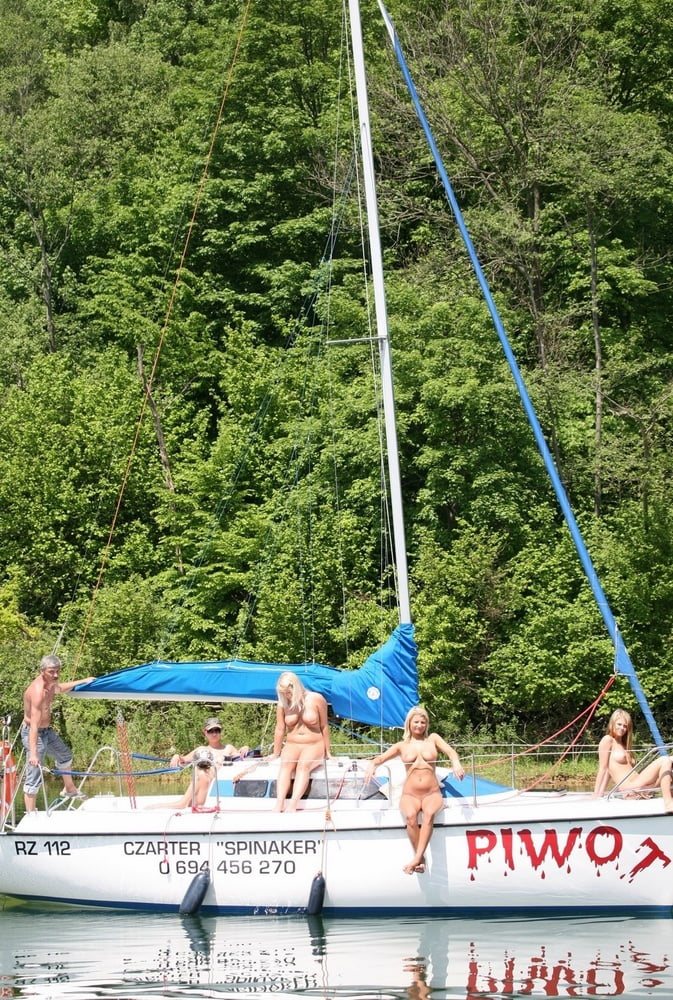 Dilettanti nude calde che posano sullo yacht
 #97158662