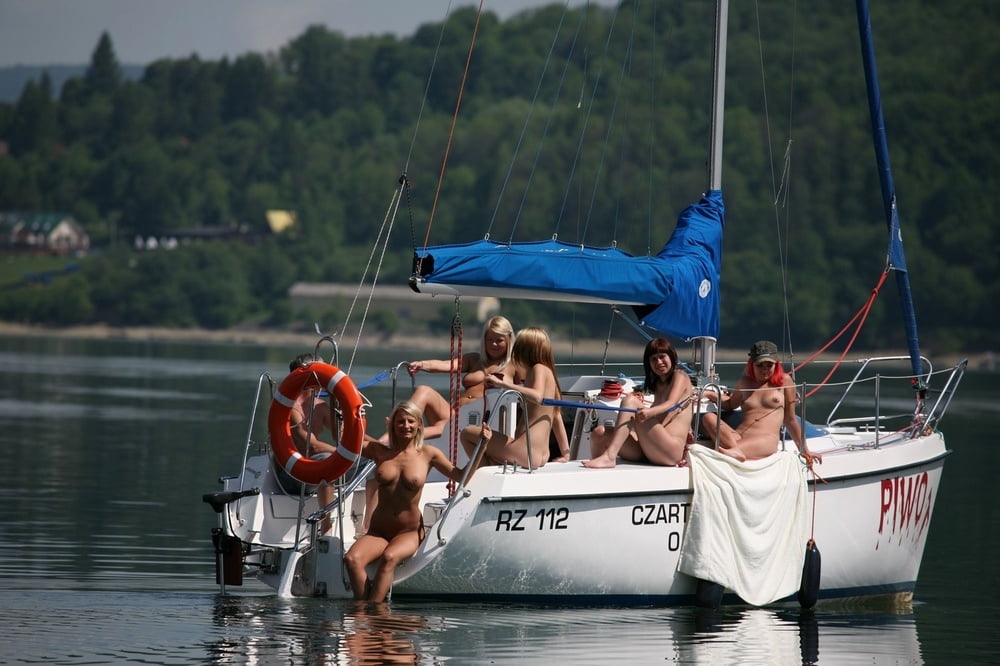 Dilettanti nude calde che posano sullo yacht
 #97158683