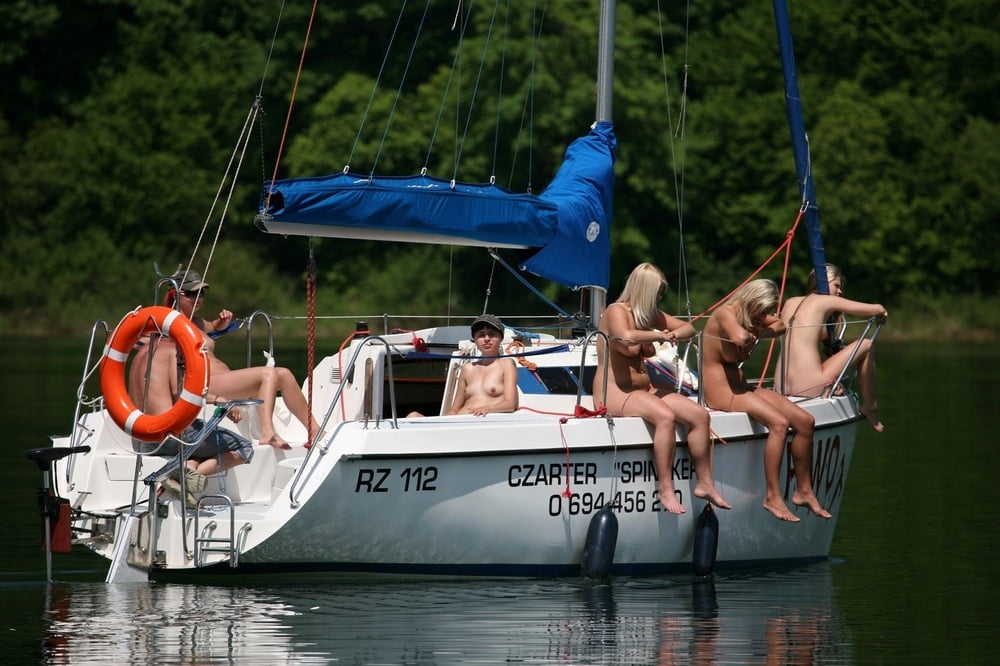 Dilettanti nude calde che posano sullo yacht
 #97158710