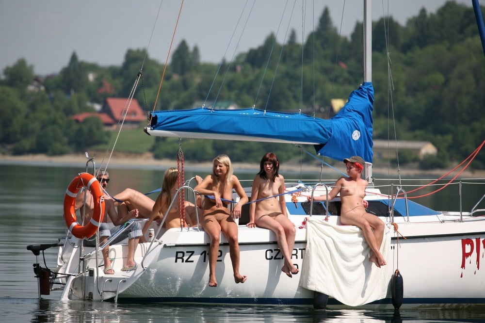Dilettanti nude calde che posano sullo yacht
 #97158729