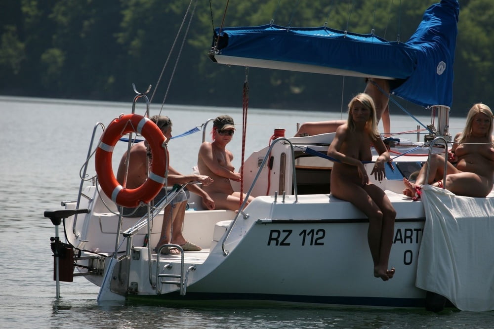 Dilettanti nude calde che posano sullo yacht
 #97158814