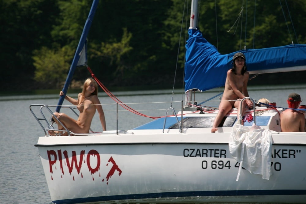 Dilettanti nude calde che posano sullo yacht
 #97158817