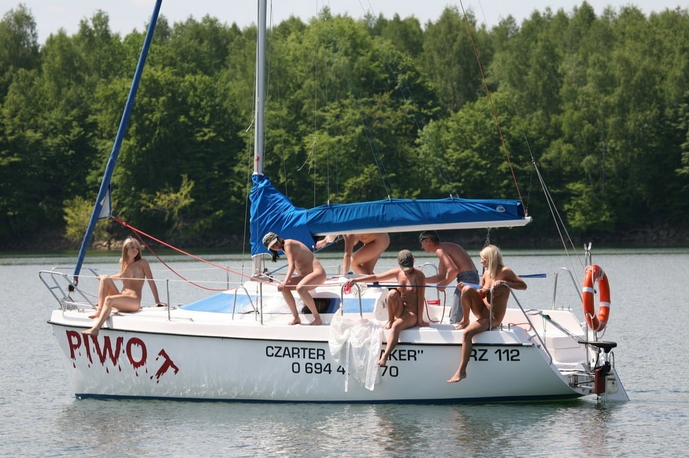 Dilettanti nude calde che posano sullo yacht
 #97158826